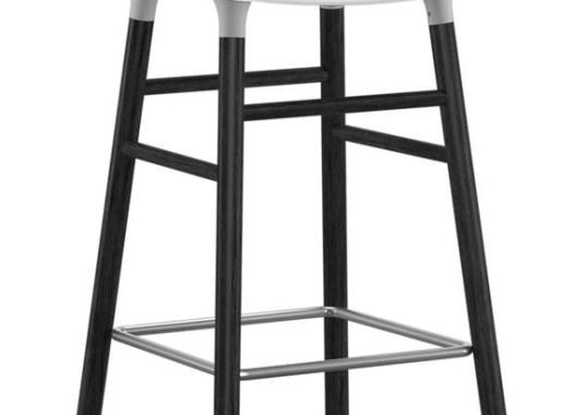 Барный стул от фабрики Normann Copenhagen модель Form  with Wood Legs