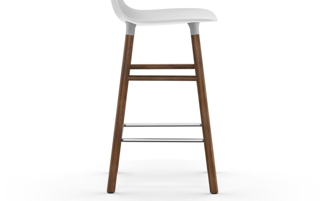 Барный стул от фабрики Normann Copenhagen модель Form  with Wood Legs
