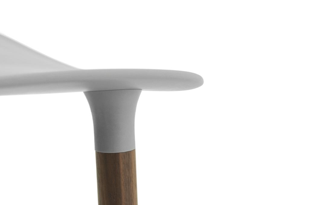 Барный стул от фабрики Normann Copenhagen модель Form  with Wood Legs