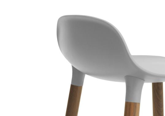 Барный стул от фабрики Normann Copenhagen модель Form  with Wood Legs
