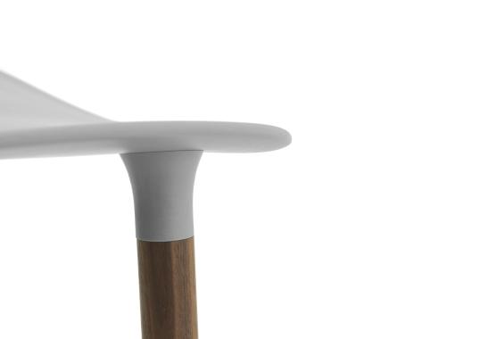 Барный стул от фабрики Normann Copenhagen модель Form  with Wood Legs