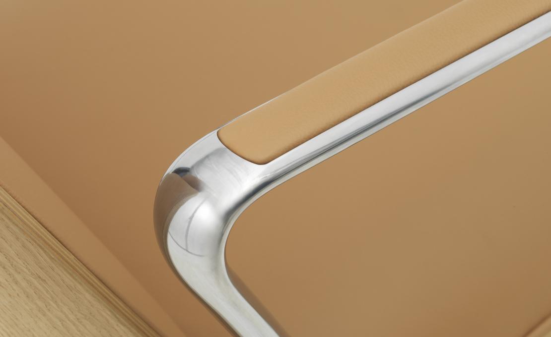 Кресло от фабрики Normann Copenhagen модель Pad Swivel Lounge 