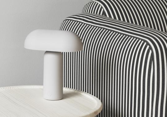 Настольная лампа от фабрики Normann Copenhagen модель 51011 Porta Table Lamp