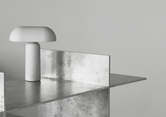 Настольная лампа от фабрики Normann Copenhagen модель 51011 Porta Table Lamp