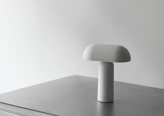 Настольная лампа от фабрики Normann Copenhagen модель 51011 Porta Table Lamp
