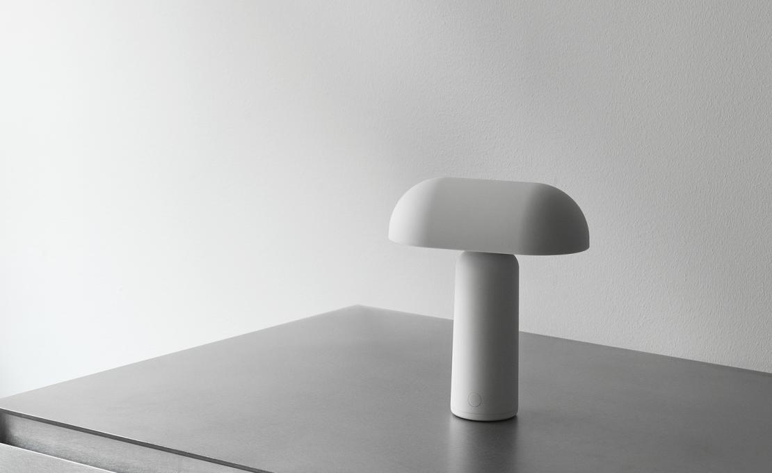 Настольная лампа от фабрики Normann Copenhagen модель 51011 Porta Table Lamp