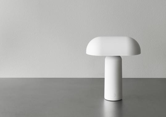 Настольная лампа от фабрики Normann Copenhagen модель 51011 Porta Table Lamp