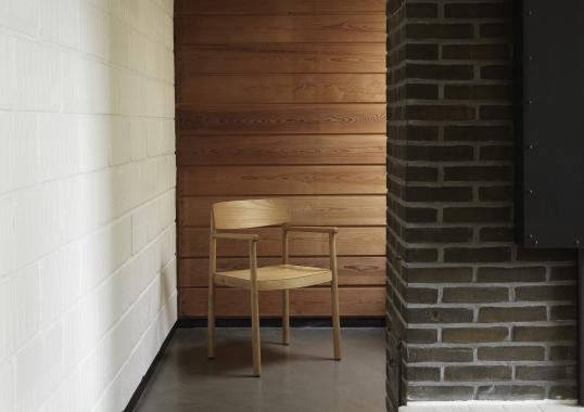 Кресло от фабрики Normann Copenhagen модель 140161 Timb Arm