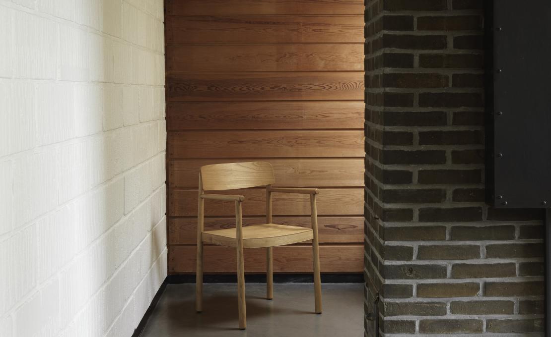 Кресло от фабрики Normann Copenhagen модель 140161 Timb Arm