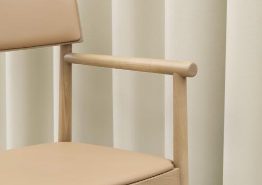 Кресло от фабрики Normann Copenhagen модель 140162 Timb Upholstery Arm