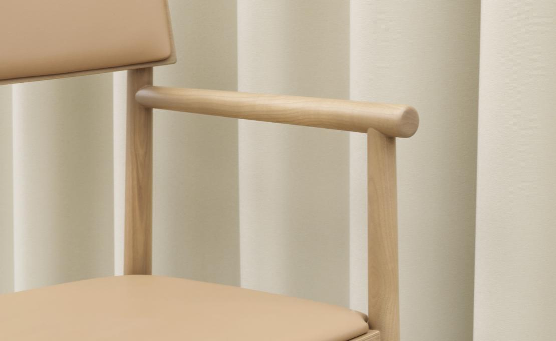 Кресло от фабрики Normann Copenhagen модель 140162 Timb Upholstery Arm
