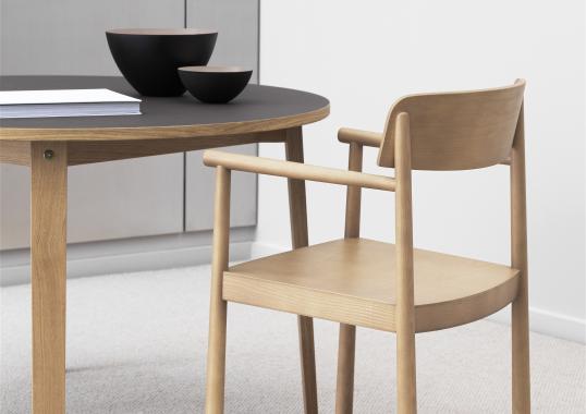 Кресло от фабрики Normann Copenhagen модель 140161 Timb Arm