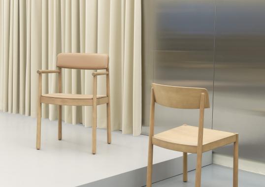 Кресло от фабрики Normann Copenhagen модель 140162 Timb Upholstery Arm