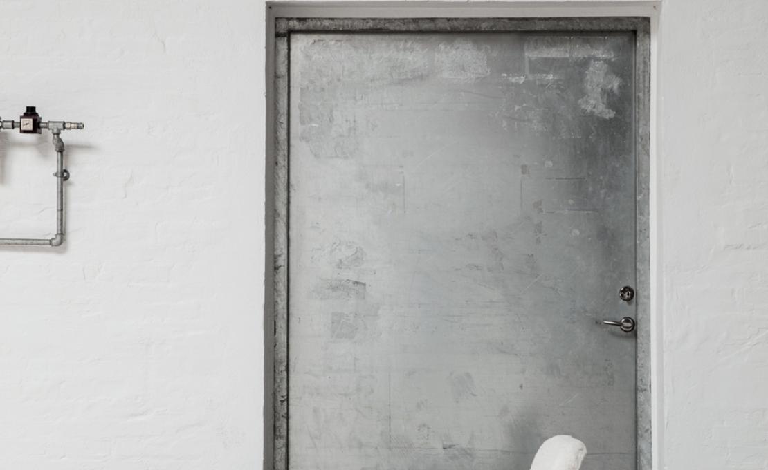 Кресло от фабрики Norr11 модель Goose Lounge Arm