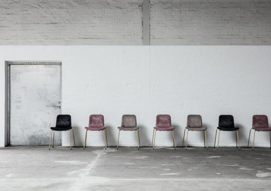 Стул от фабрики Norr11 модель Langue StackSeatUpholstered