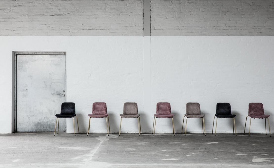 Стул от фабрики Norr11 модель Langue StackSeatUpholstered