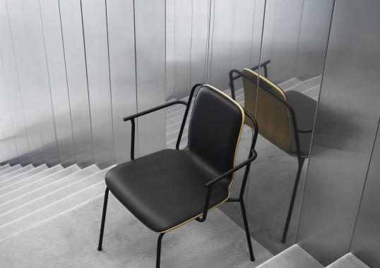 Кресло от фабрики Normann Copenhagen модель Studio Mid Upholstery Arm