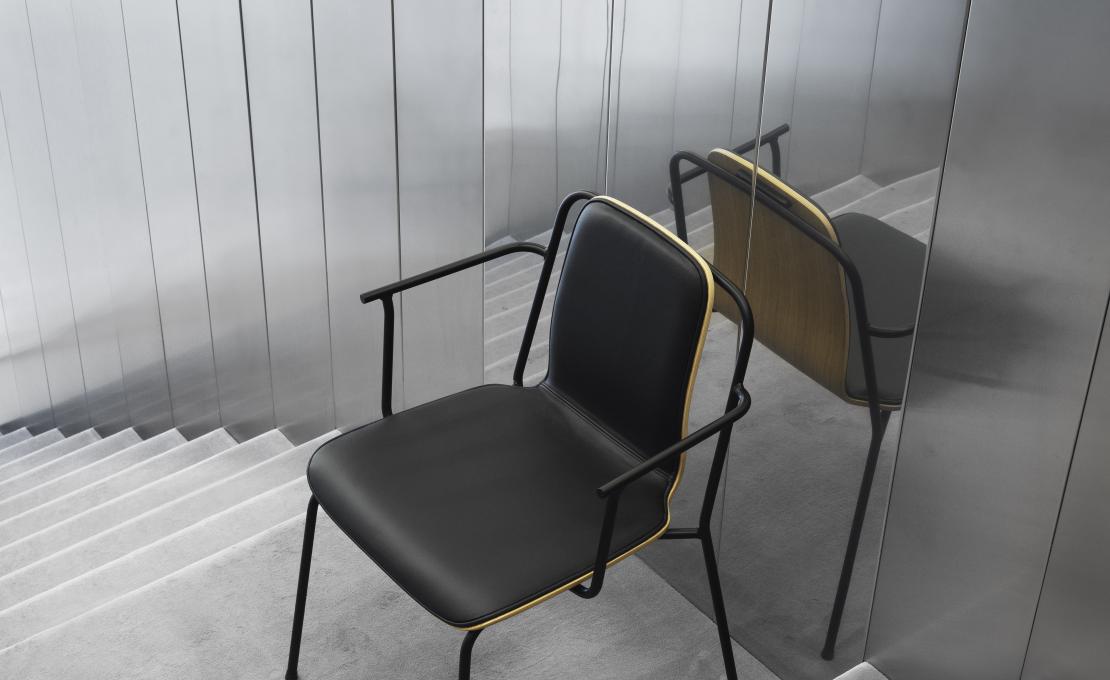 Кресло от фабрики Normann Copenhagen модель Studio Mid Upholstery Arm