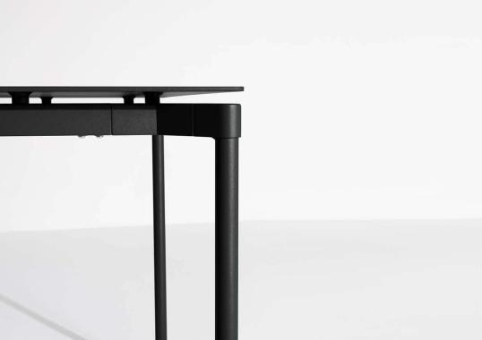 Уличный стол от фабрики Petite Friture модель Fromme Table