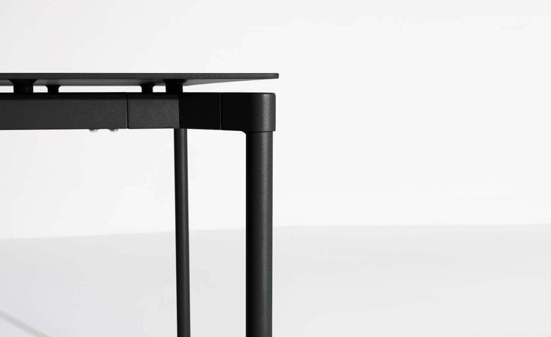 Уличный стол от фабрики Petite Friture модель Fromme Table