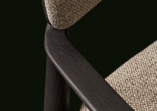 Стул от фабрики Poliform модель Curve 