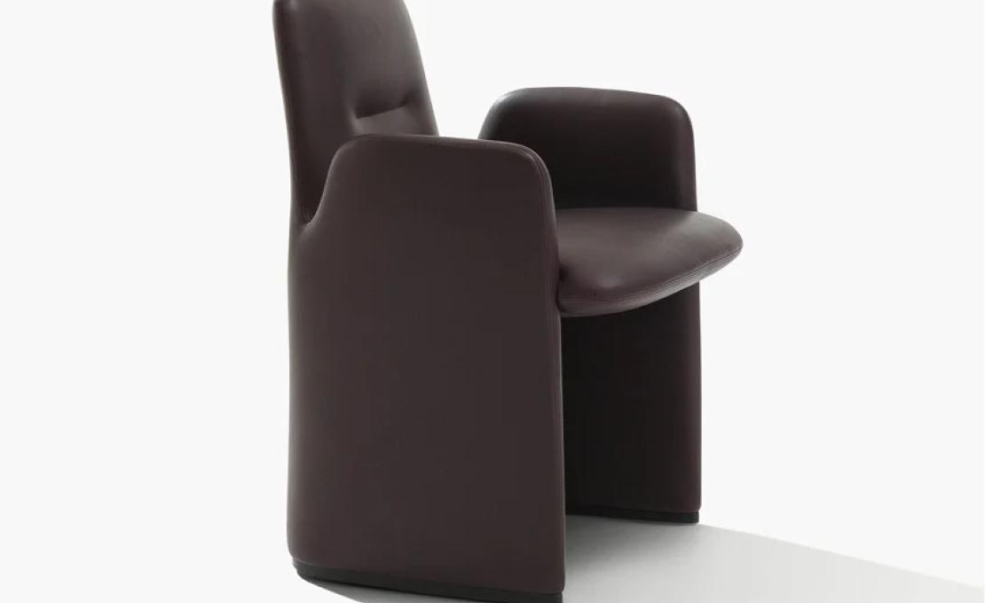 Стул от фабрики Poliform модель Guest  Poliform