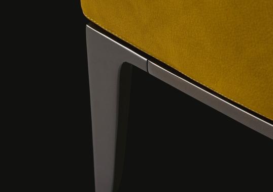 Кресло от фабрики Poliform модель Gentleman Arm