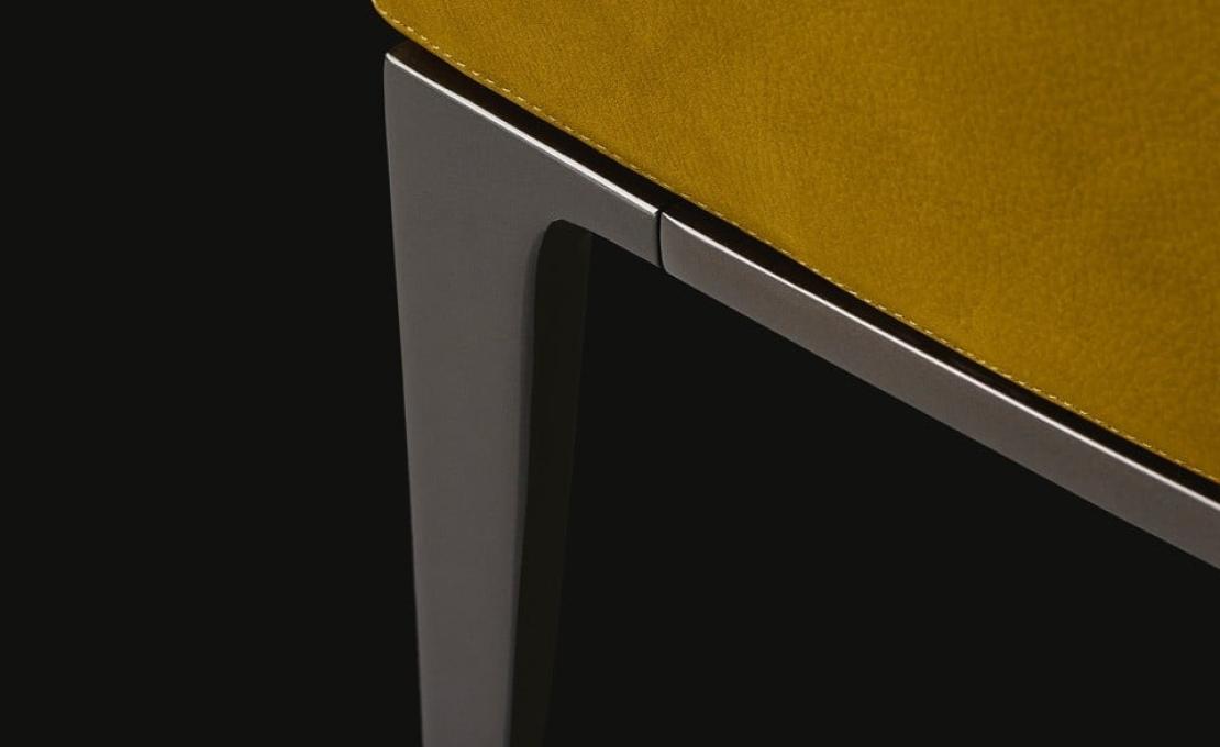 Кресло от фабрики Poliform модель Gentleman Arm