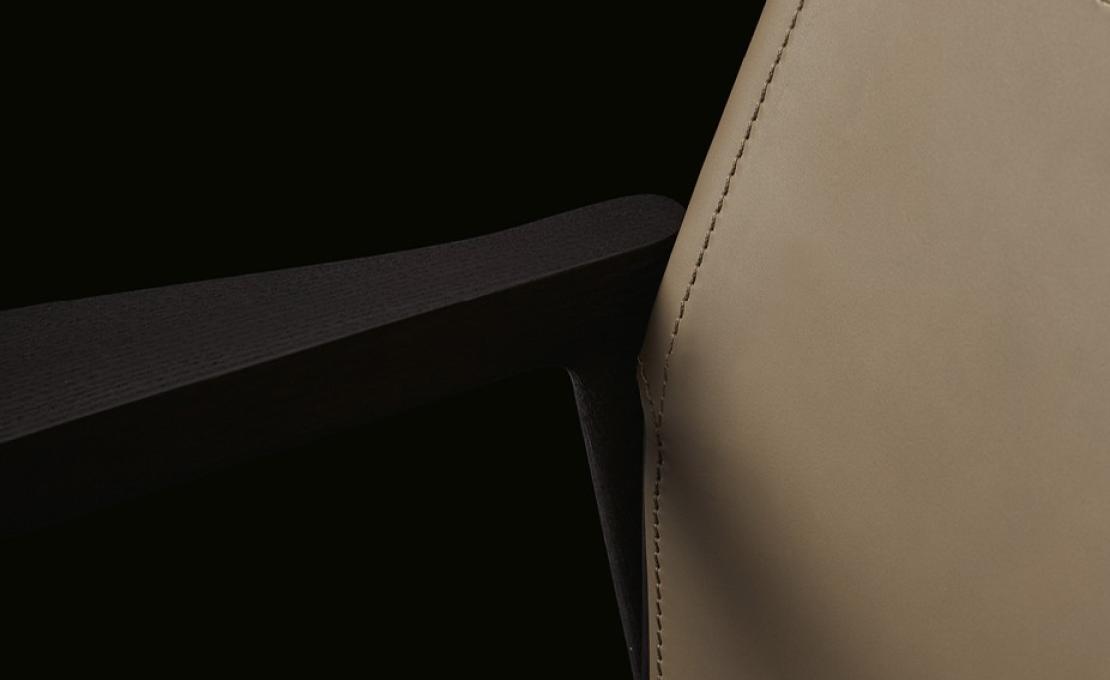 Стул от фабрики Poliform модель IPANEMA CUOIO 