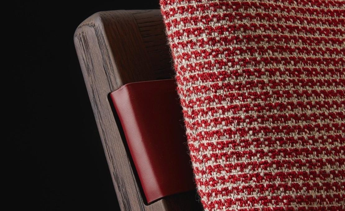 Кресло от фабрики Poliform модель Ipanema Arm LeatherStrap