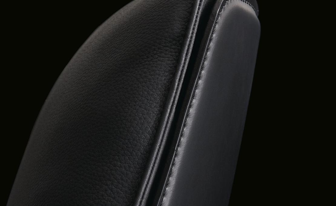 Кресло от фабрики Poliform модель KAORI LOUNGE LEATHER ARM