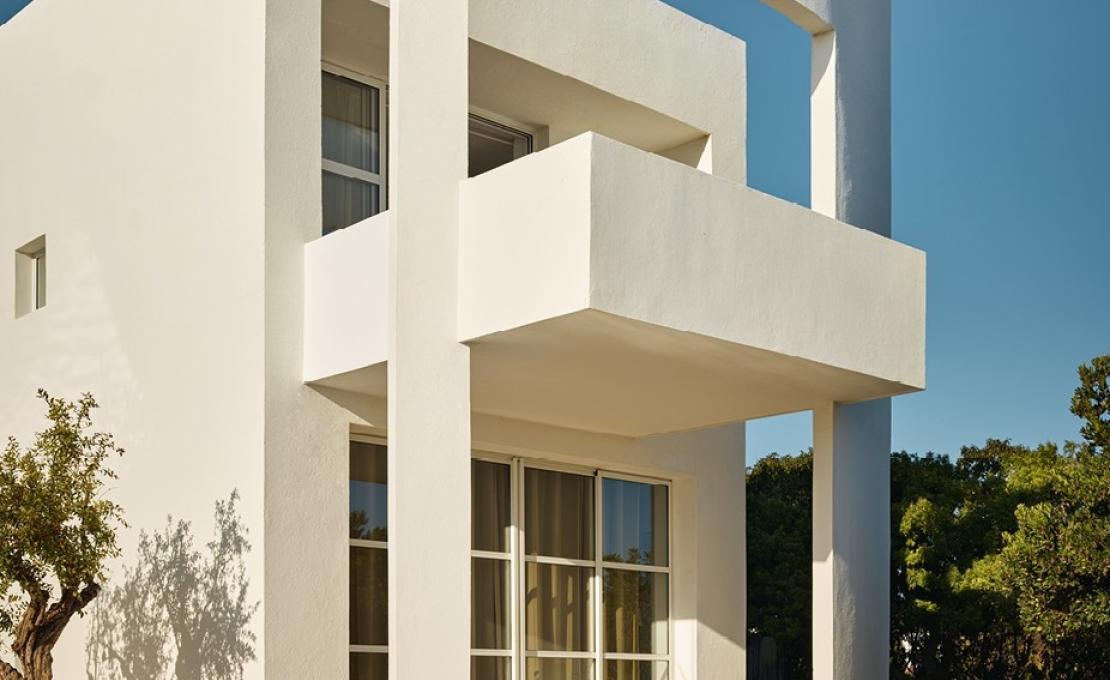 Уличное кресло от фабрики Poliform модель LE CLUB OUTDOOR ARM