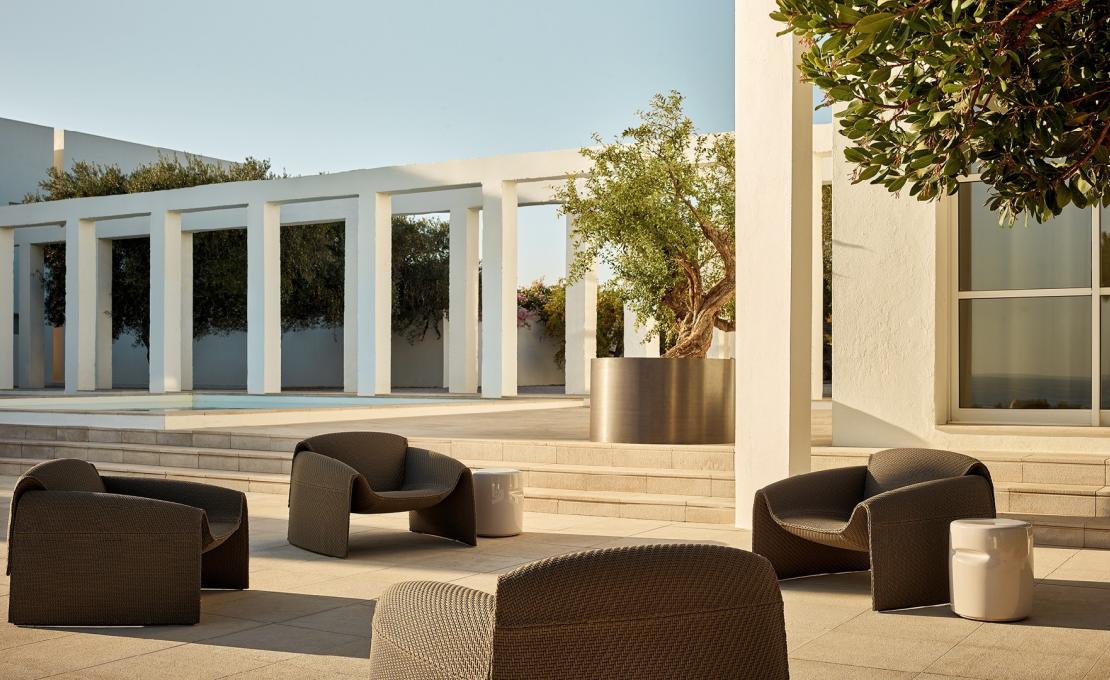 Уличное кресло от фабрики Poliform модель LE CLUB OUTDOOR ARM