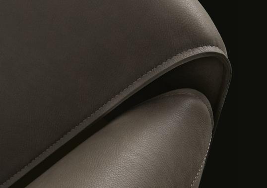 Кресло от фабрики Poliform модель Le Club Arm