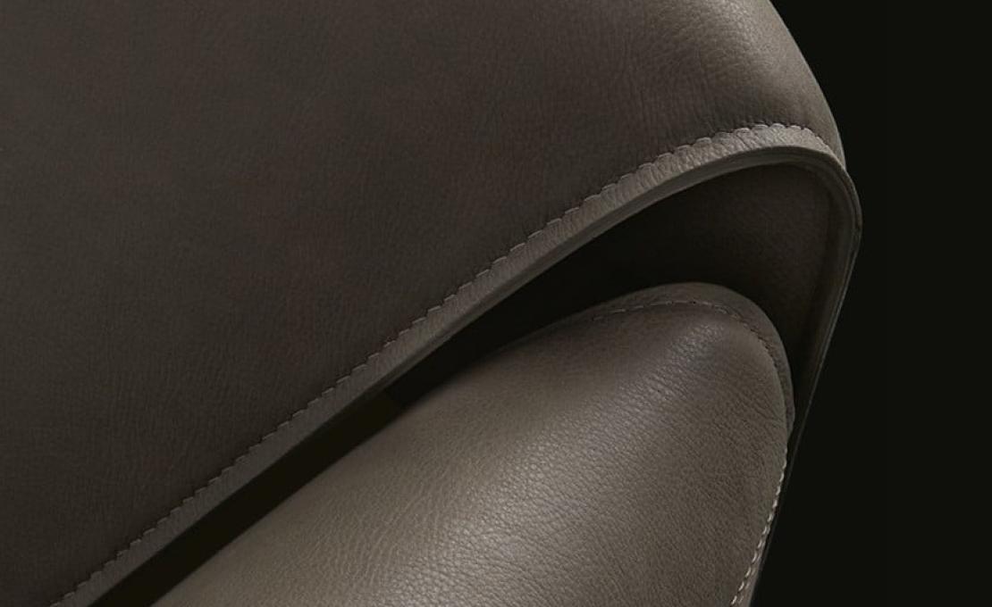 Кресло от фабрики Poliform модель Le Club Arm