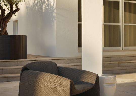 Уличное кресло от фабрики Poliform модель LE CLUB OUTDOOR ARM