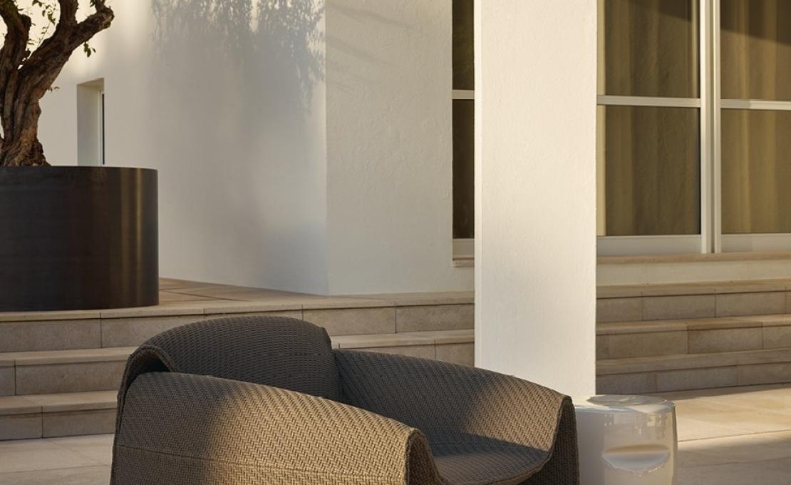 Уличное кресло от фабрики Poliform модель LE CLUB OUTDOOR ARM