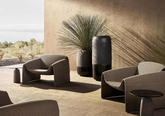 Уличное кресло от фабрики Poliform модель LE CLUB OUTDOOR ARM