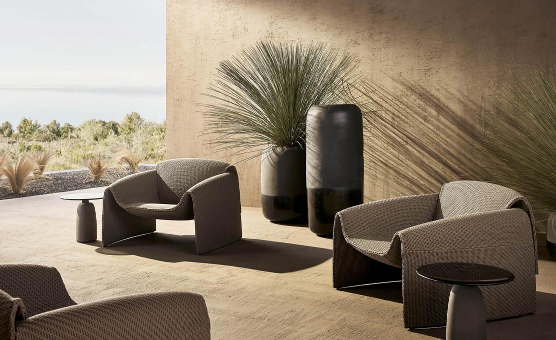 Уличное кресло от фабрики Poliform модель LE CLUB OUTDOOR ARM