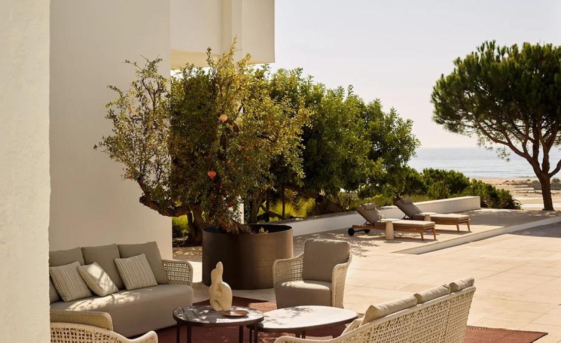 Уличный диван от фабрики Poliform модель MAD OUT SOFA