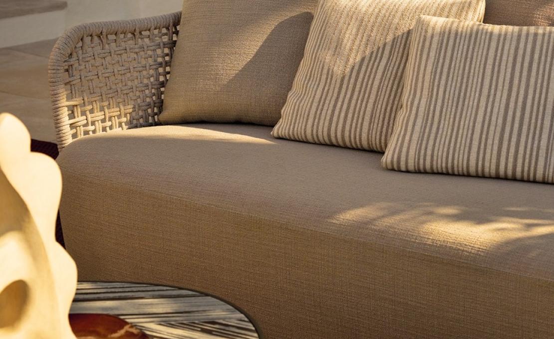 Уличный диван от фабрики Poliform модель MAD OUT SOFA