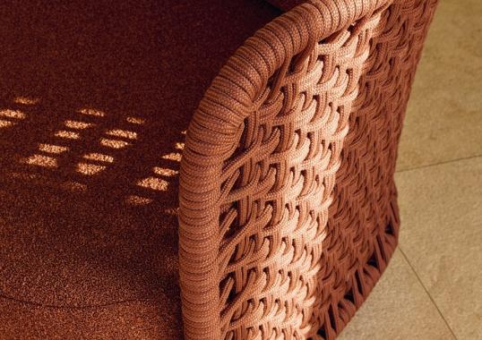 Уличное кресло от фабрики Poliform модель MAD OUT ARM