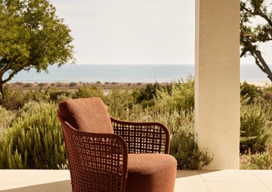 Уличное кресло от фабрики Poliform модель MAD OUT ARM