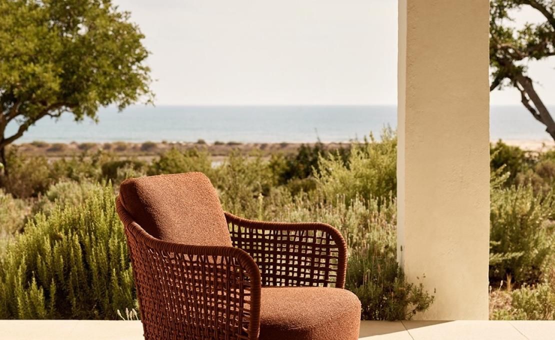 Уличное кресло от фабрики Poliform модель MAD OUT ARM