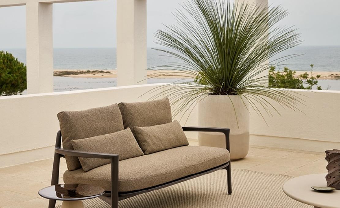 Уличный диван от фабрики Poliform модель MAGNOLIA SOFA