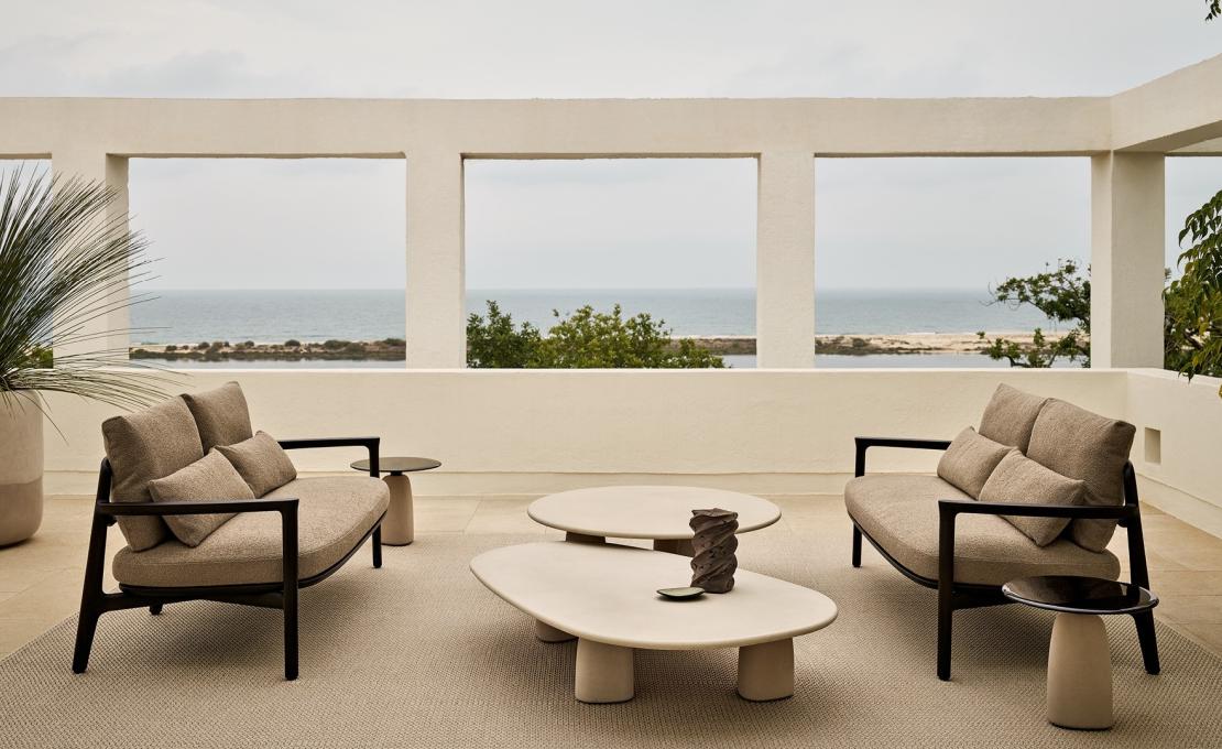 Уличный диван от фабрики Poliform модель MAGNOLIA SOFA