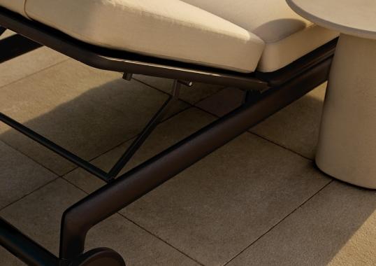 Шезлонг уличныйот фабрики Poliform модель MAGNOLIA SUNBED