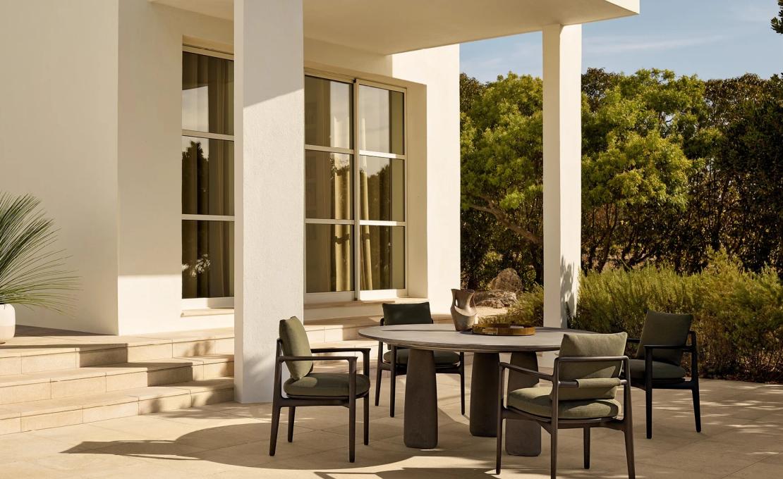 Уличный стол от фабрики Poliform модель MONOLITH OUTDOOR TABLE