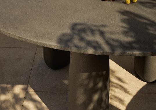 Уличный стол от фабрики Poliform модель MONOLITH OUTDOOR TABLE