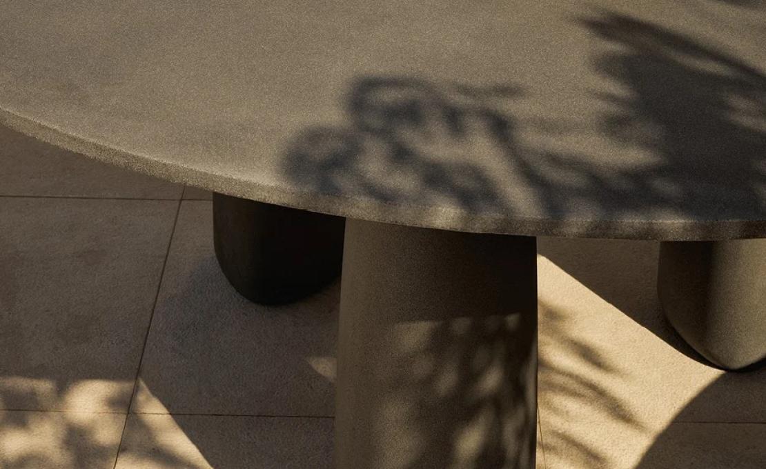 Уличный стол от фабрики Poliform модель MONOLITH OUTDOOR TABLE